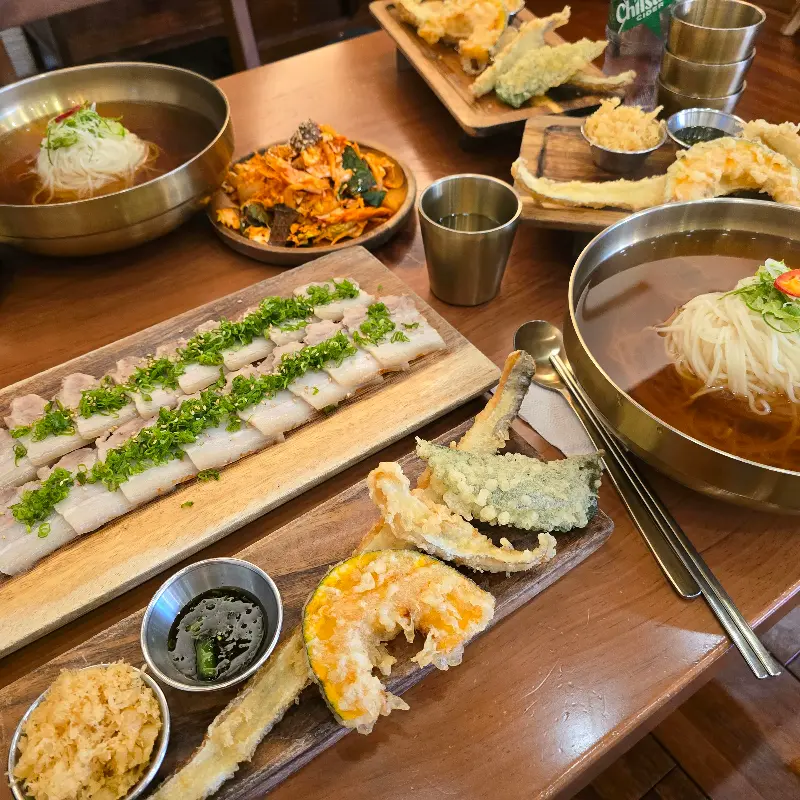 돔베고기, 국수, 튀김 한 상