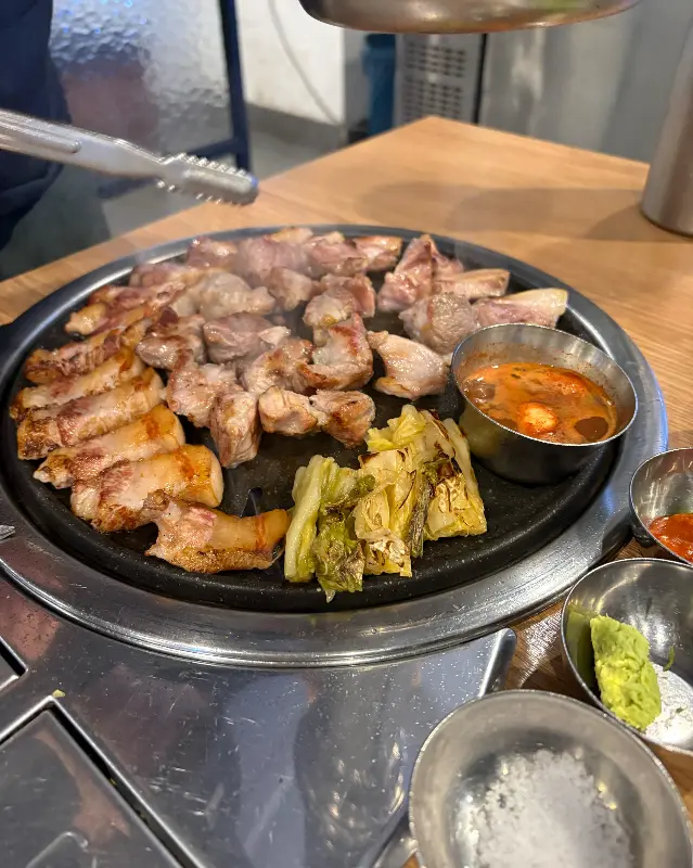 잘 구워진 흑돼지 근고기가 먹음직스럽게 놓여있는 모습