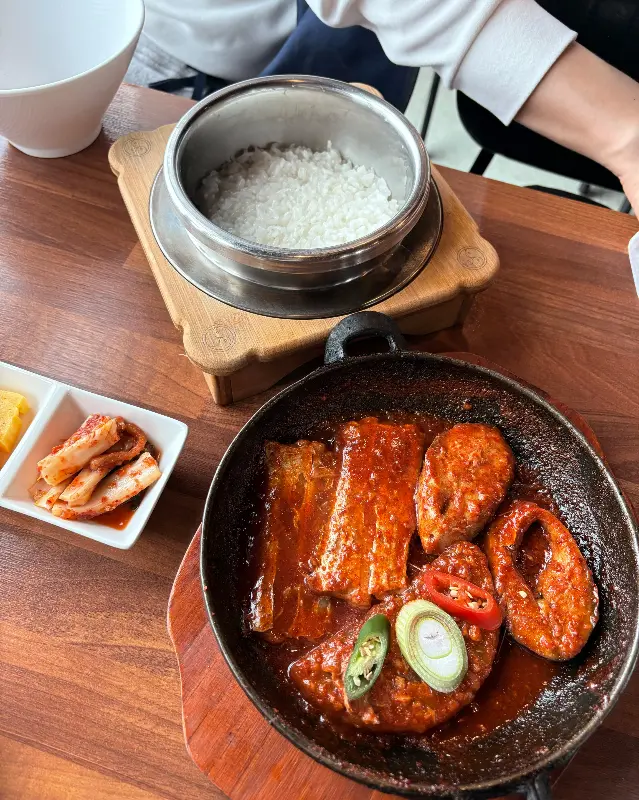 갓 지은 따끈한 솥밥