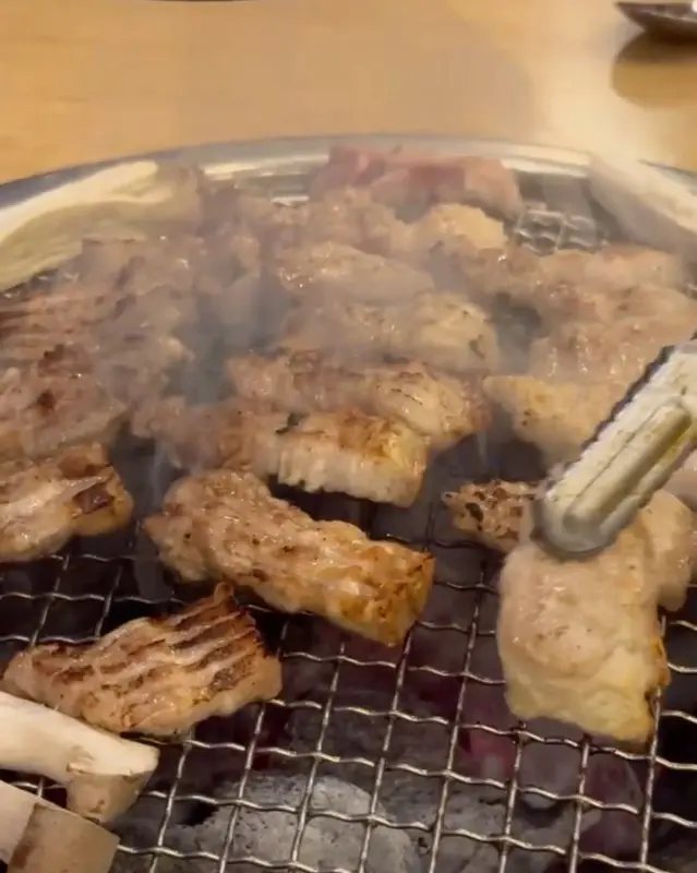 싱싱한 야채와 함께 즐기는 흑돼지 쌈