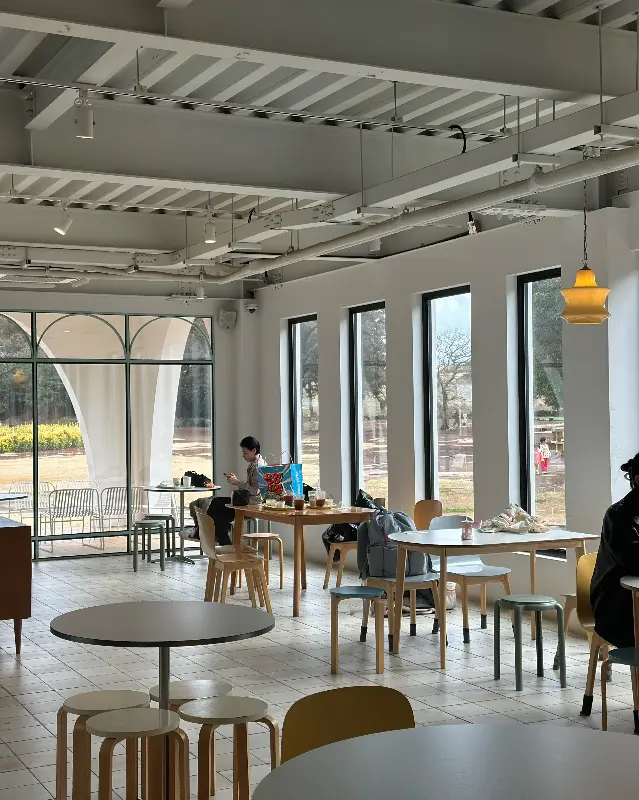 카페 내부 전경