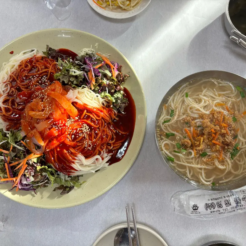 테이블 위에 놓인 회국수와 성게국수