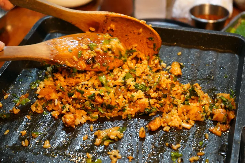 직원들이 직접 볶아주는 환상의 볶음밥 퍼포먼스