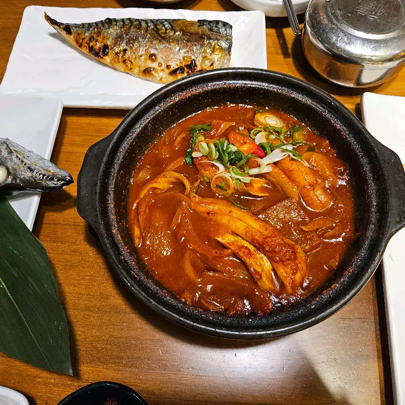 갈치조림과 곁들여진 생선구이