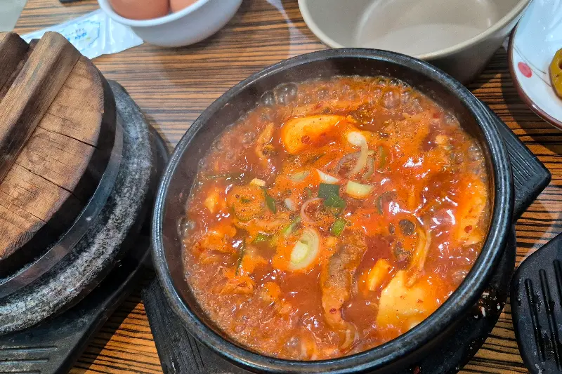 보글보글 끓는 일품순두부찌개의 모습