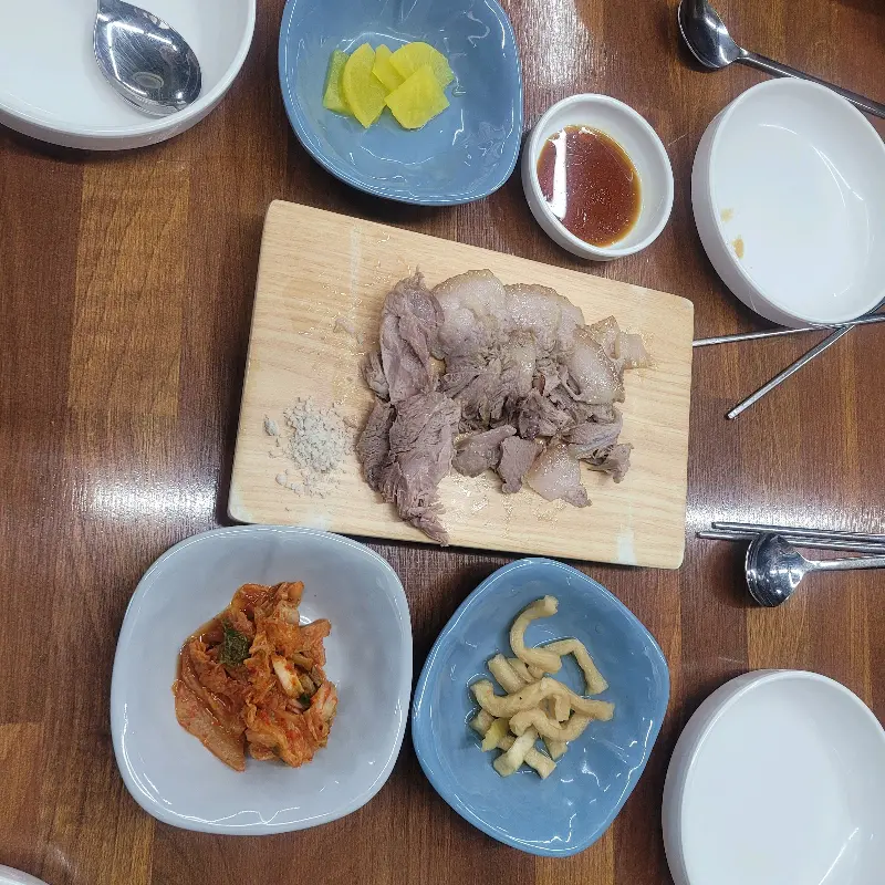 흑돼지 잔치고기와 밑반찬