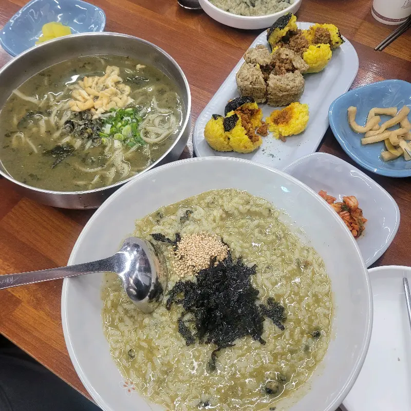 보말죽과 보말칼국수, 주먹밥이 함께 놓인 테이블