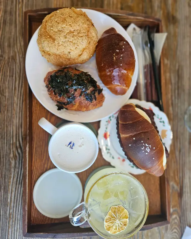 쟁반 위에 놓인 빵과 음료