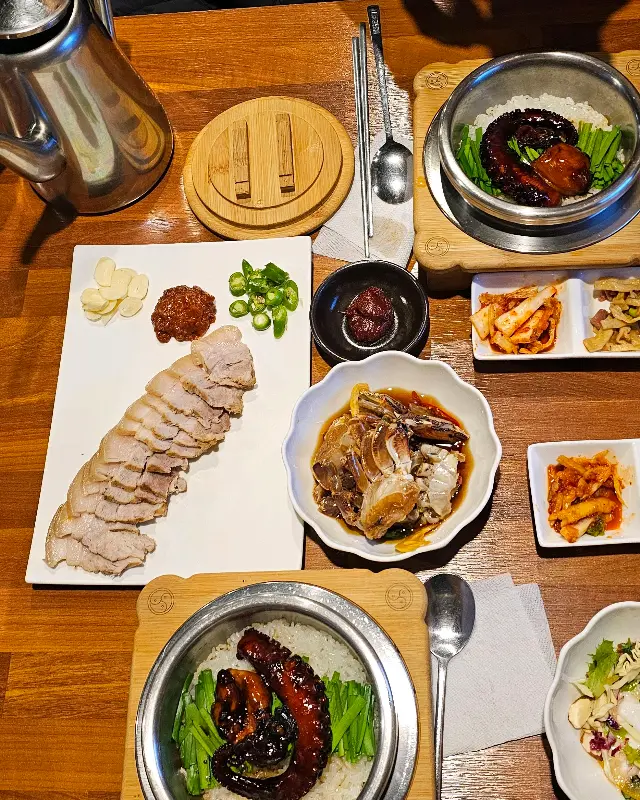 전복이 듬뿍 들어간 솥밥