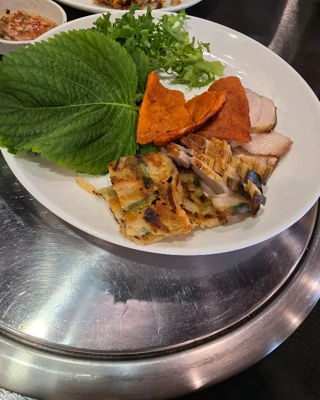 돔베고기와 쌈 채소가 담긴 접시