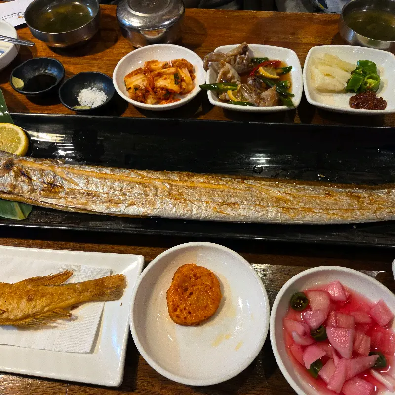 윤기가 흐르는 통갈치구이