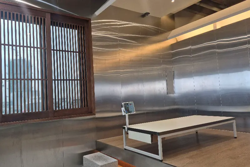 넓고 깔끔한 실내