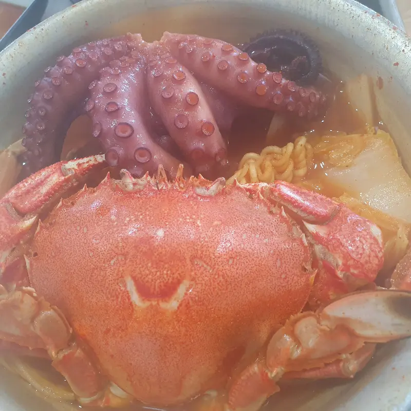 해산물이 가득한 해물라면