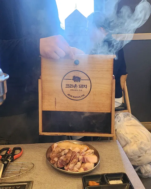 고기가 담긴 나무 상자