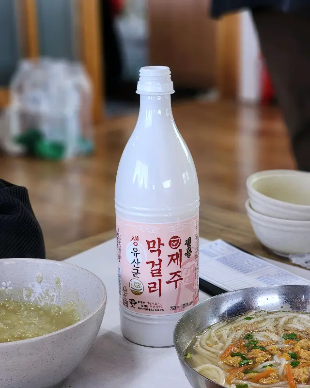 테이블 위에 놓인 제주 막걸리 병