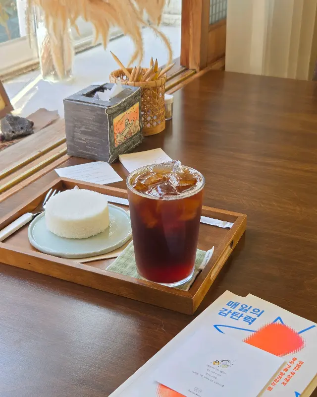 나무 쟁반 위에 놓인 백설기와 우롱레몬에이드