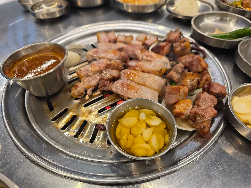 맛있게 구워진 흑돼지 오겹살의 단면