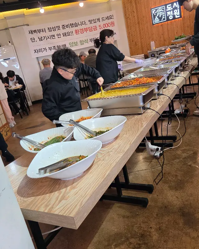 분주한 뷔페 테이블 풍경