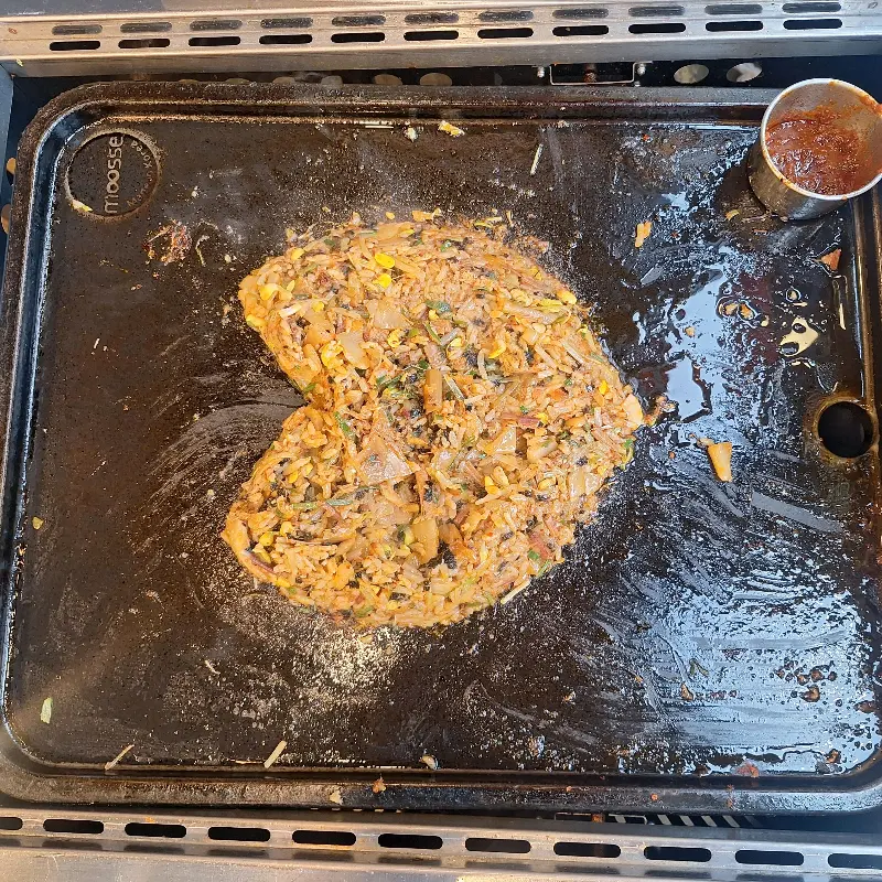 철판 위에 펼쳐진 볶음밥