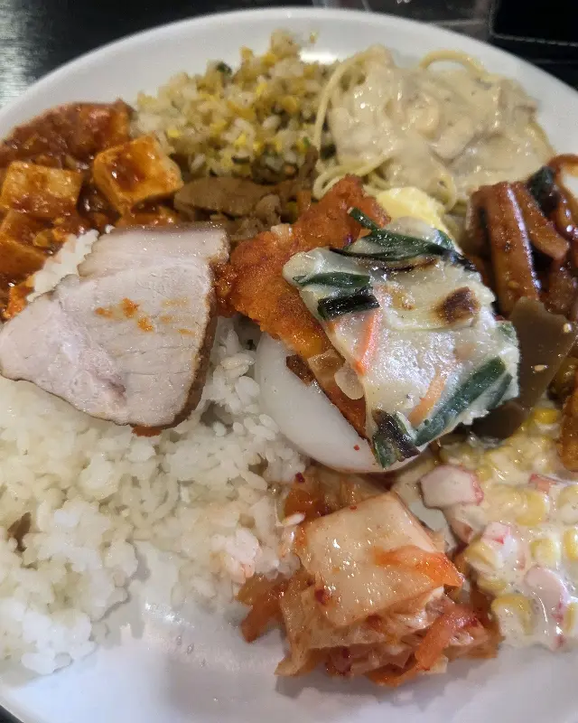 다양한 음식을 맛볼 수 있는 뷔페