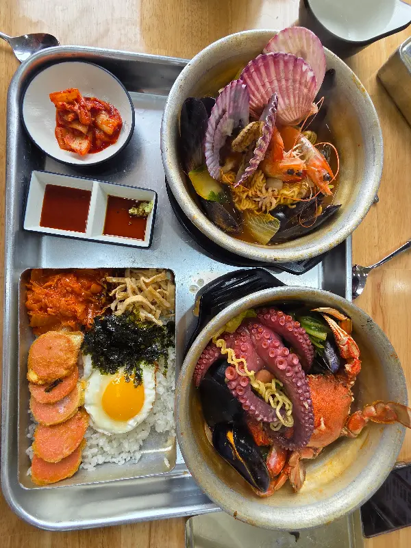 문어라면과 해물라면 한상차림