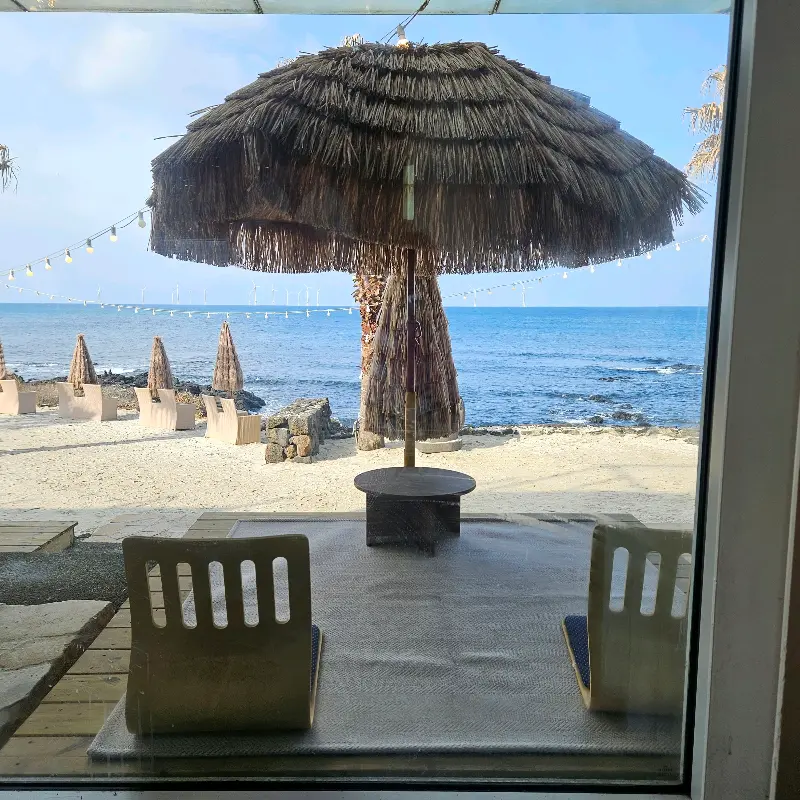 카페에서 바라본 애월 해변 풍경