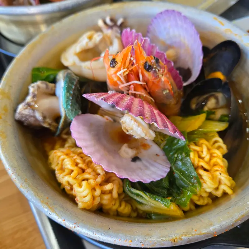 해산물이 푸짐하게 들어간 해물라면