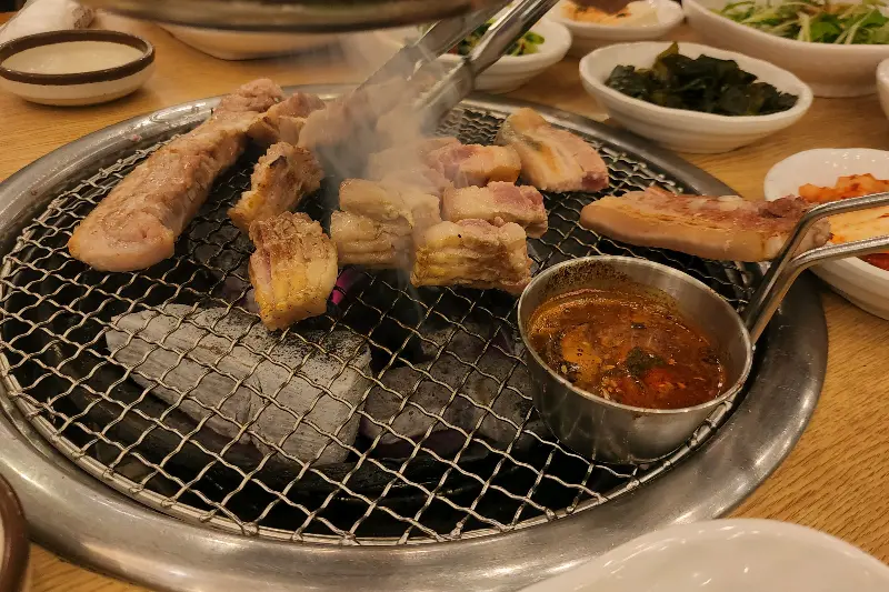 잘 구워진 흑돼지 껍데기