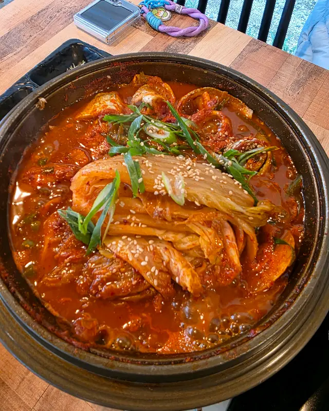 매콤한 양념이 잘 배어있는 묵은지찜