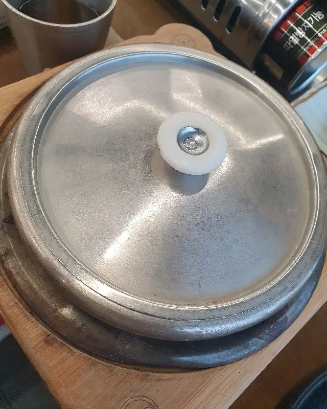 윤기 좔좔 흐르는 솥밥