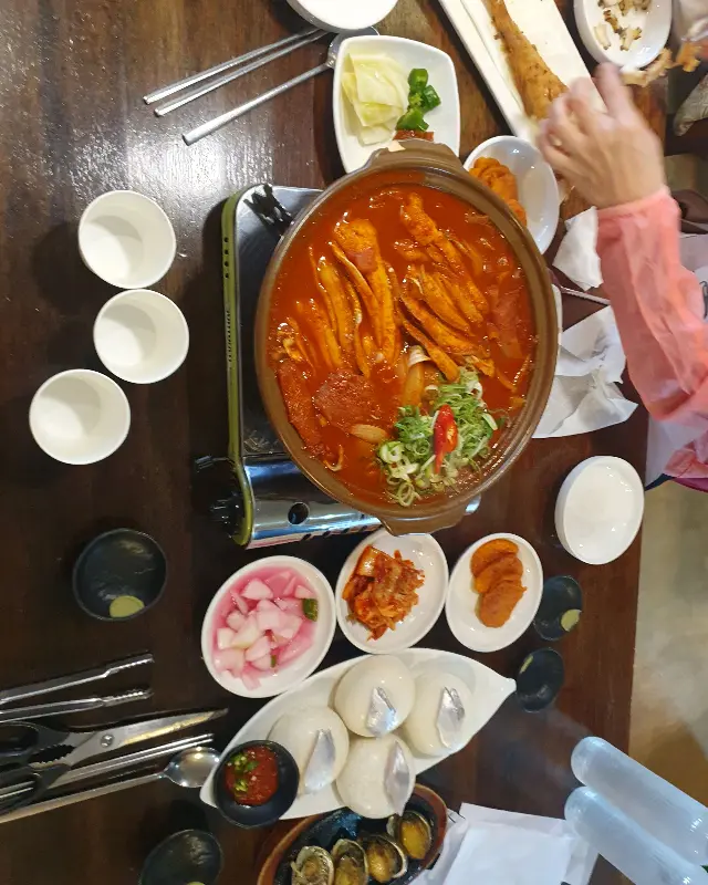 갈치조림을 덜어 먹는 모습
