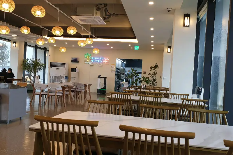 넓고 쾌적한 매장 내부