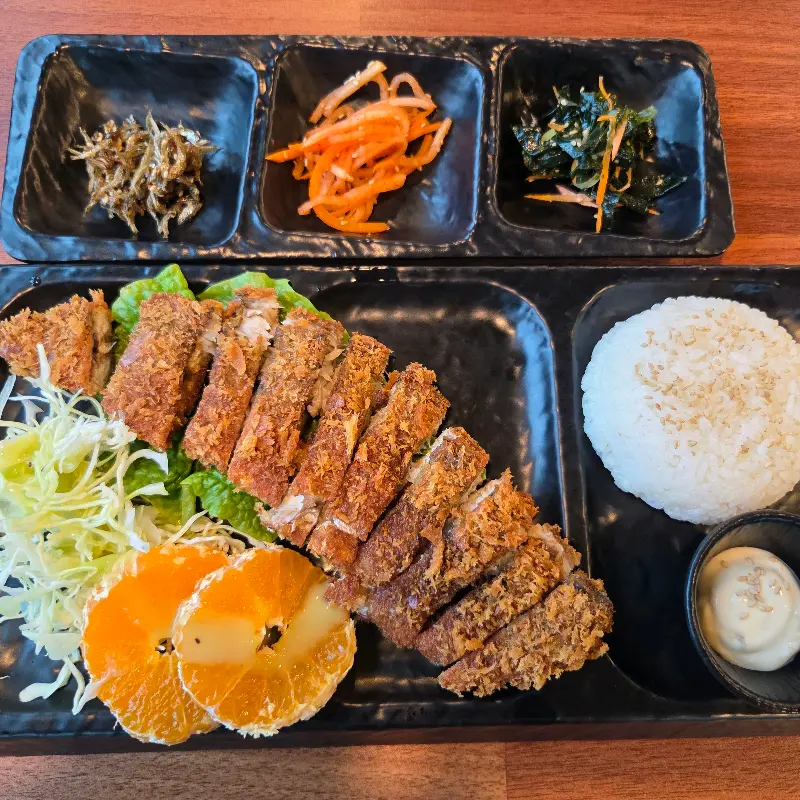 깔끔하게 차려진 밑반찬과 고등어까스