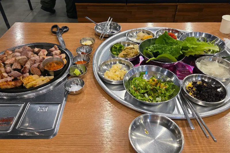 도민상회에서 판매하는 다양한 메뉴들의 모습