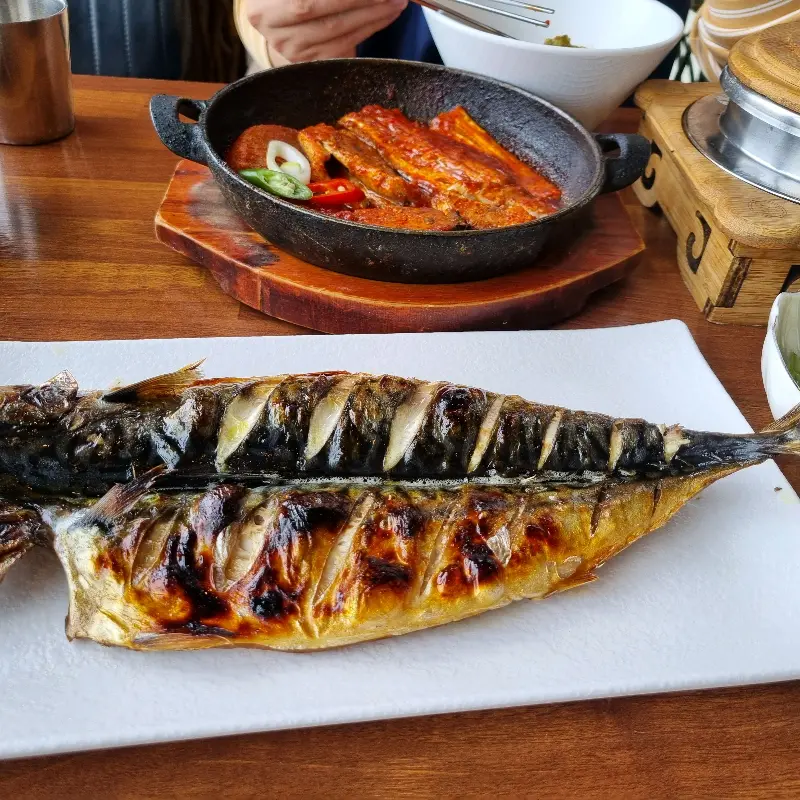 매콤한 섞어조림과 윤기 자르르 흐르는 솥밥