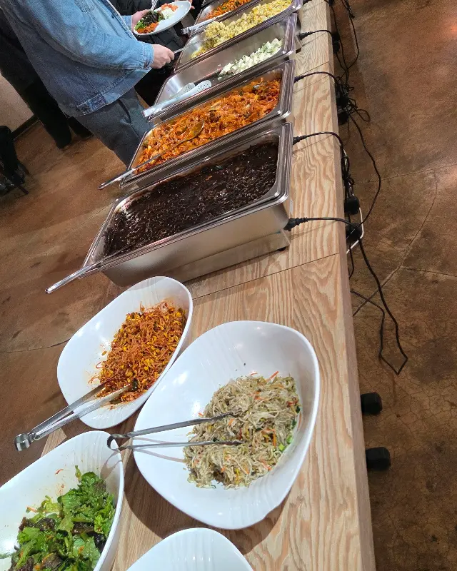 손님들이 음식을 담는 모습