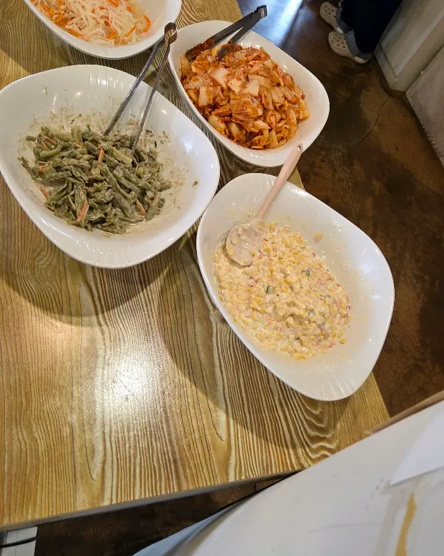 정갈하게 담긴 나물 반찬들