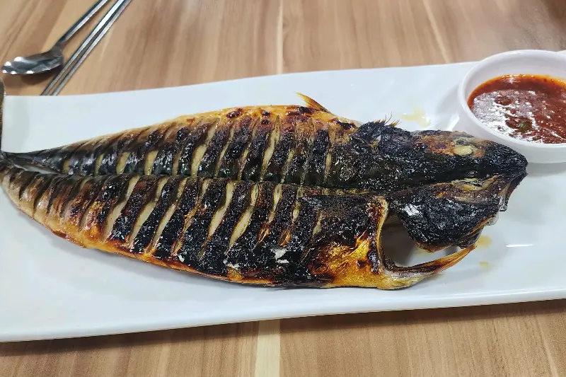 노릇하게 구워진 고등어구이