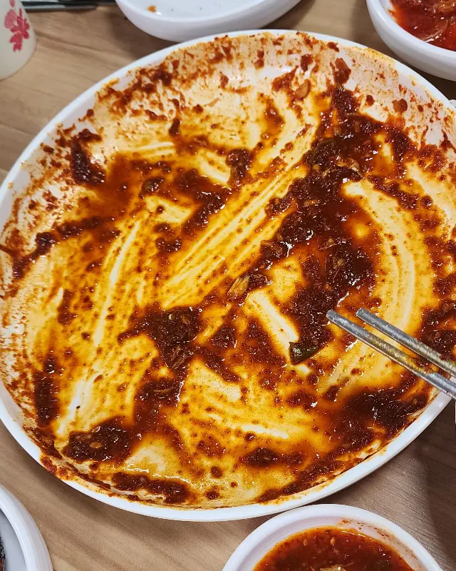 깨끗하게 비워진 갈치조림 접시