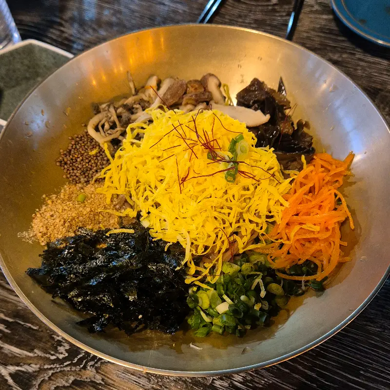 모던돔베의 비빔국수 클로즈업 샷