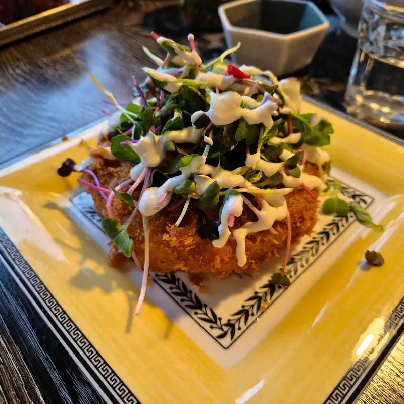 모던돔베의 감자고로케 위에 뿌려진 소스