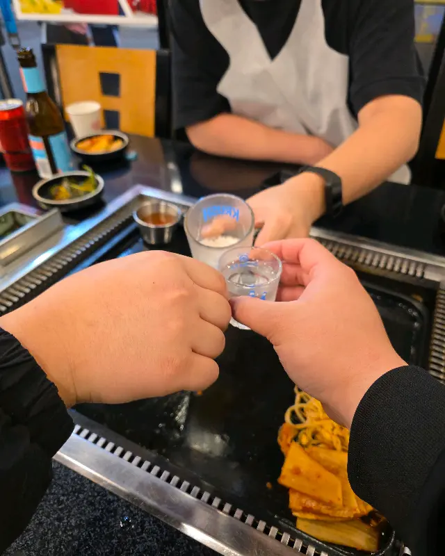 술잔을 부딪히며 건배하는 모습