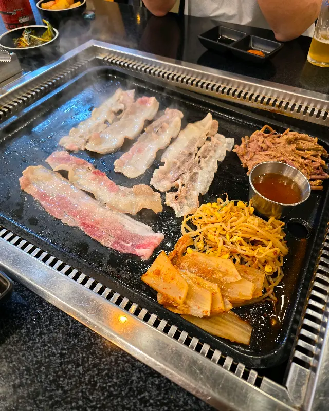 불판 위에서 익어가는 흑돼지 오겹살