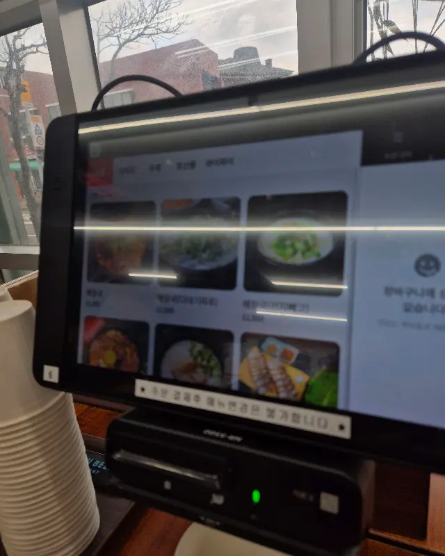 테블릿으로 주문하는 모습