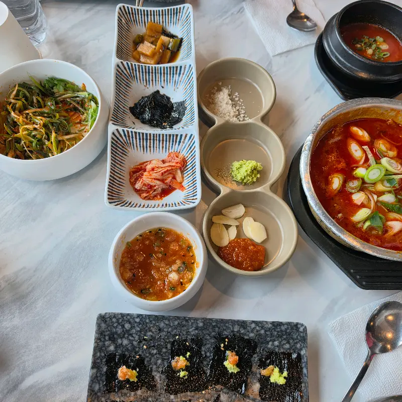 작산 애월 흑돼지의 다양한 곁들임 메뉴