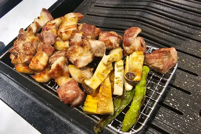 노릇하게 구워진 흑돼지 모듬 구이