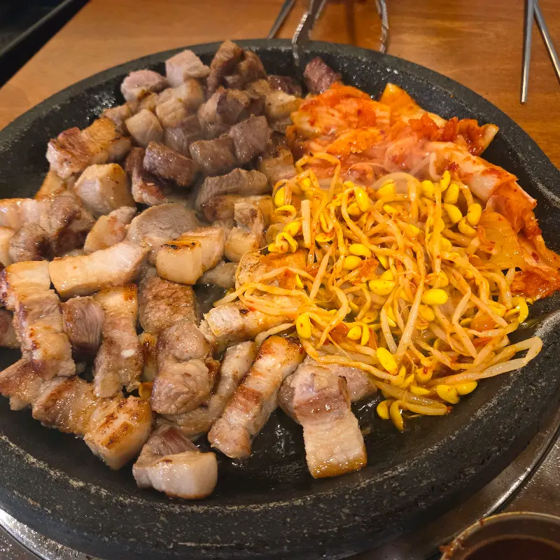 잘 익은 흑돼지 삼겹살