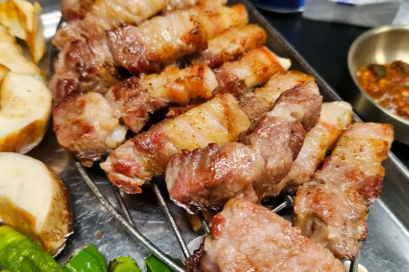 잘 구워진 흑돼지 근고기