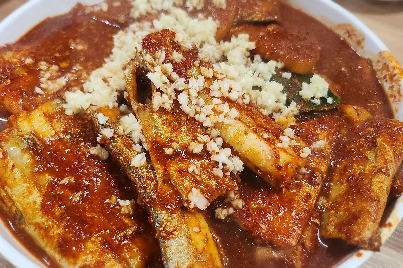 다진 마늘이 듬뿍 올려진 갈치조림