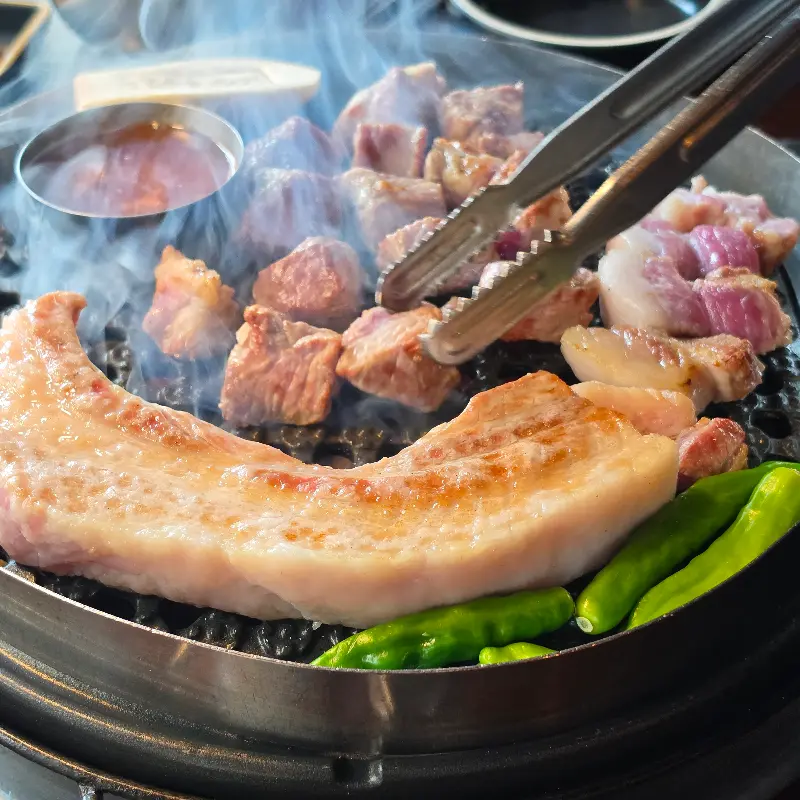 흑돼지 굽는 모습